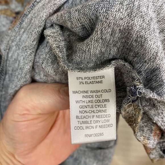 Per Se pullover shirt, Women's 1X, Soft gray with navy & rust color flowers - Picture 5 of 6